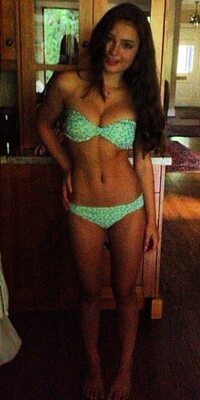 Photo catégorisée avec : Skinny, Bikini, Brunette, Canadian, Legs, Sophi Knight, Cute, Tummy
