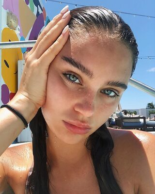 Photo catégorisée avec : Skinny, Brunette, Canadian, Eyes, Sophi Knight, Wet, Close-up, Cute, Face, Safe for work