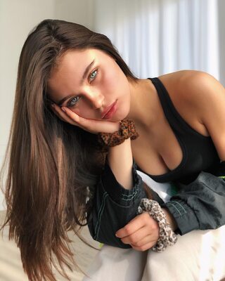 Photo catégorisée avec : Skinny, Brunette, Canadian, Eyes, Sophi Knight, Cute, Face, Safe for work
