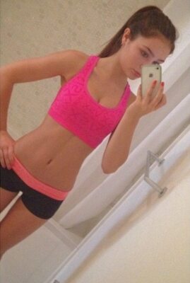 Photo catégorisée avec : Skinny, Brunette, Canadian, Selfie, Sophi Knight, Cute, Tummy