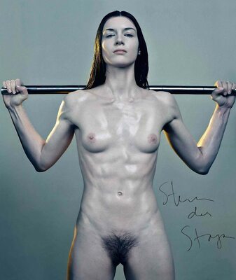 Photo catégorisée avec : Skinny, Brunette, Stoya, Fit, Flat chested, Hairy, Small Tits, Sport, Tummy