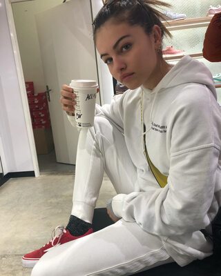 Photo catégorisée avec : Skinny, Brunette, Eyes, French, Thylane Blondeau, Celebrity - Star, Cute, Safe for work