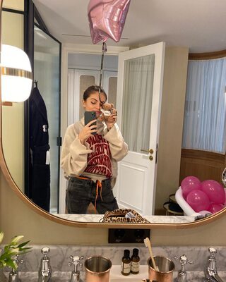 Photo catégorisée avec : Skinny, Brunette, Thylane Blondeau, Celebrity - Star, Cute, French, Safe for work, Selfie