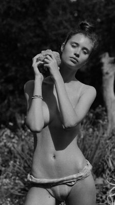 Photo catégorisée avec : Skinny, Brunette, Russian, Victoria Kosenkova, Cute, Monokini, Tummy, Wet