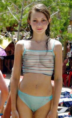 Photo catégorisée avec : Skinny, Brunette, What is her name, Cute, Small Tits, Tummy