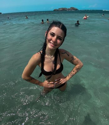 Photo catégorisée avec : Skinny, Brunette, kendlebutterworth, Beach, Bikini, Braid, Cute, Smiling, Tattoo