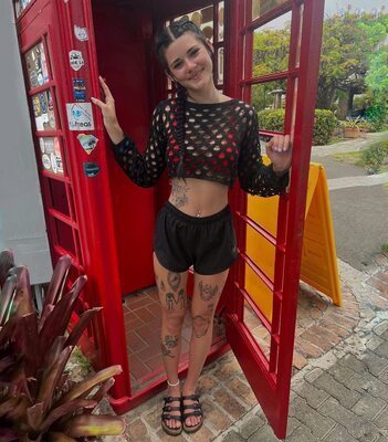 Photo catégorisée avec : Skinny, Brunette, kendlebutterworth, Braid, Cute, Feet, Legs, Piercing, Smiling, Tattoo, Tummy