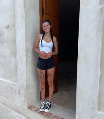 Photo catégorisée avec : Skinny, Brunette, kendlebutterworth, Braid, Cute, Legs, Smiling, Tattoo