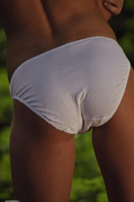 Photo catégorisée avec : Skinny, Goddess Nudes, Zita, Ass - Butt, Lingerie, Nature