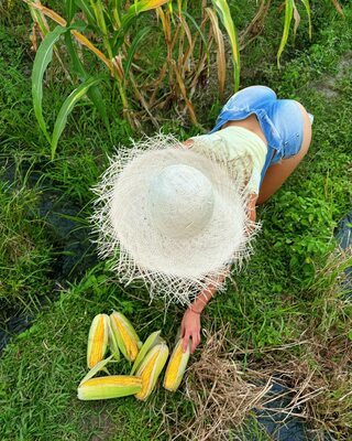 Photo catégorisée avec : Skinny, Lera Buns - Valeriia Makusheva - Valeria Titova, Ass - Butt, Hat, Nature, Russian