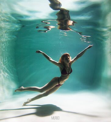 Photo catégorisée avec : Skinny, Murbo, Art, Bikini, Feet, Legs, Tummy, Under water