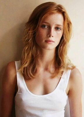 Photo catégorisée avec : Skinny, Redhead, What is her name, Cute