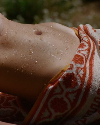 Photo catégorisée avec : Skinny, Russian, Victoria Kosenkova, Wet, Close-up, Tummy