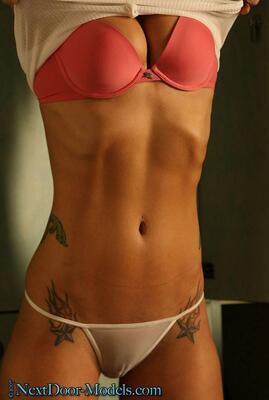 Photo cat&eacute;goris&eacute;e avec&nbsp;: Tummy, Lingerie, Tattoo